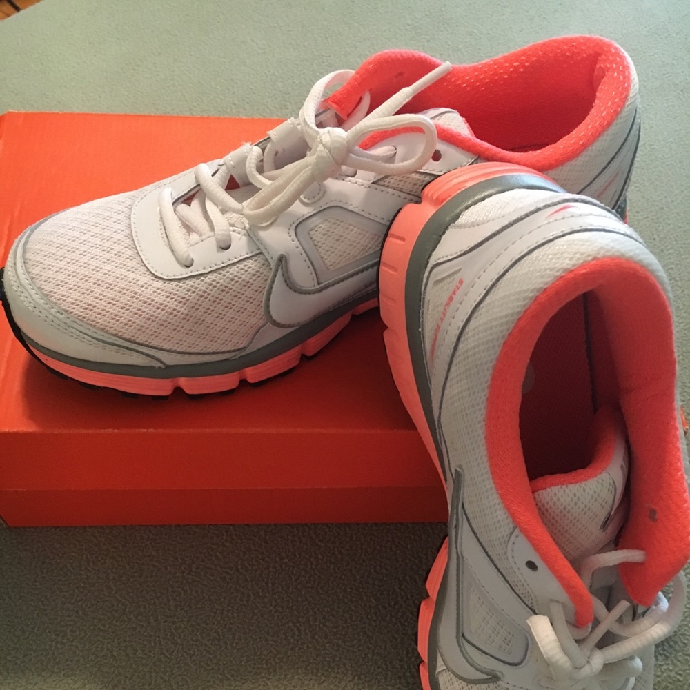 NIKE TENNIS SHOES